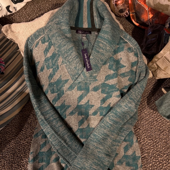 Sweater - Picture 1 of 2